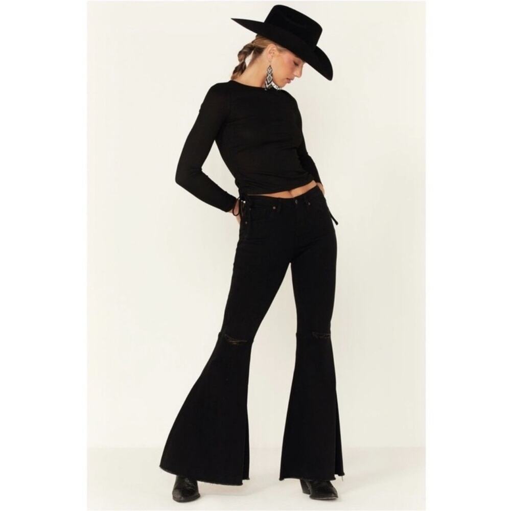 SHYANNE Women's Mid-Rise Super Flare Frayed Hem Jeans in Black 27x34